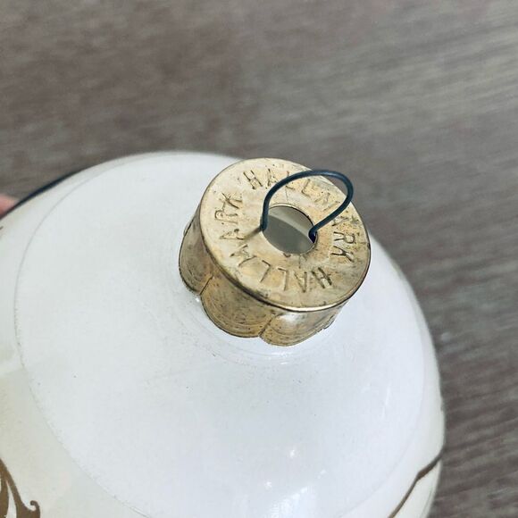 Hallmark The Annunciation Virgin Mary Vintage Christmas Ball Ornament - Picture 3 of 4